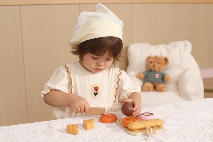 Cutting Bread-Viga 44297