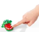 نوريس - تمساح صغير يعض (3).webp